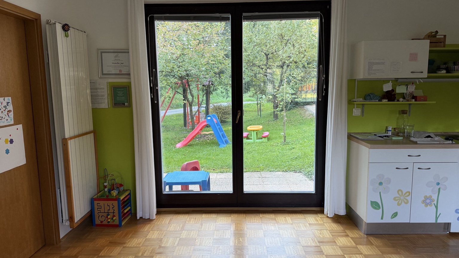 Pogled iz igralnice na vrt