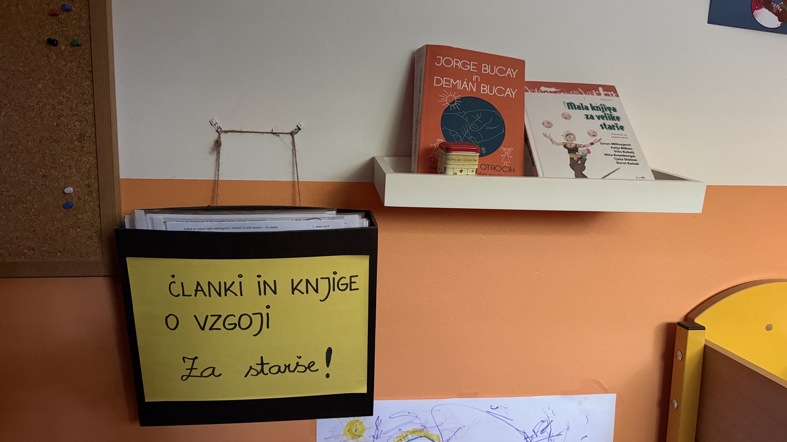Kotiček s knjigami in članki za starše